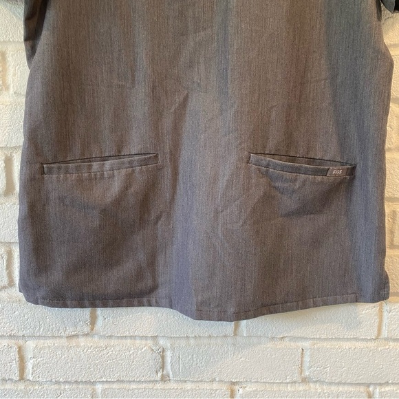 FIGS Women's Graphite Gray CASMA V-neck Front Pockets Scrub Top Size Medium - Picture 3 of 8